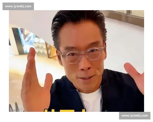 司徒浩南重出江湖!郑浩南香港街头再现经典造型,网友:青春回来了